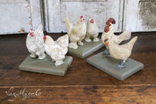 Lade das Bild in den Galerie-Viewer, Hähne und Hühner auf einer Platte