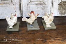 Lade das Bild in den Galerie-Viewer, Hähne und Hühner auf einer Platte