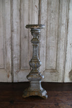 Lade das Bild in den Galerie-Viewer, Antiker Kerzenständer aus Blattsilber