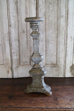 Lade das Bild in den Galerie-Viewer, Antiker Kerzenständer aus Blattsilber