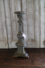 Lade das Bild in den Galerie-Viewer, Antiker Kerzenständer aus Blattsilber