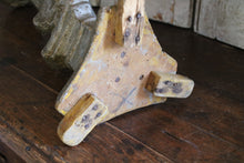 Lade das Bild in den Galerie-Viewer, Antiker Kerzenständer aus Blattsilber