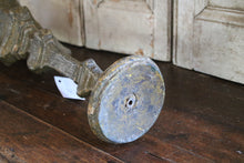 Lade das Bild in den Galerie-Viewer, Antiker Kerzenständer aus Blattsilber