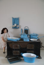 Lade das Bild in den Galerie-Viewer, Antiker Spielzeugofen aus Blech.