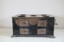 Lade das Bild in den Galerie-Viewer, Antiker Spielzeugofen aus Blech.