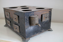 Lade das Bild in den Galerie-Viewer, Antiker Spielzeugofen aus Blech.