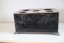 Lade das Bild in den Galerie-Viewer, Antiker Spielzeugofen aus Blech.