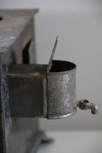 Lade das Bild in den Galerie-Viewer, Antiker Spielzeugofen aus Blech.