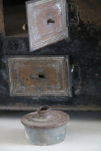 Lade das Bild in den Galerie-Viewer, Antiker Spielzeugofen aus Blech.