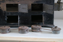 Lade das Bild in den Galerie-Viewer, Antiker Spielzeugofen aus Blech.