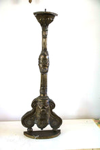 Lade das Bild in den Galerie-Viewer, Kupferkerzenständer mit Holzsockel