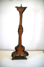 Lade das Bild in den Galerie-Viewer, Kupferkerzenständer mit Holzsockel