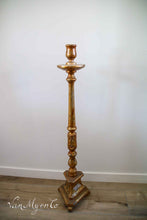 Lade das Bild in den Galerie-Viewer, Großer Kerzenständer aus Goldholz