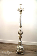 Lade das Bild in den Galerie-Viewer, Großer versilberter Kerzenständer aus Holz