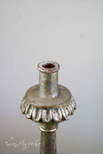 Lade das Bild in den Galerie-Viewer, Großer versilberter Kerzenständer aus Holz