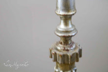 Lade das Bild in den Galerie-Viewer, Großer versilberter Kerzenständer aus Holz