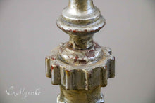 Lade das Bild in den Galerie-Viewer, Großer versilberter Kerzenständer aus Holz