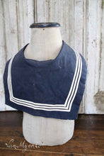 Lade das Bild in den Galerie-Viewer, Kleine Altjungenbüste mit Matrosenkragen