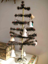 Lade das Bild in den Galerie-Viewer, Federbaum mit Ständer