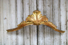Lade das Bild in den Galerie-Viewer, Antikes Holzdach mit vergoldeter Holzoberfläche