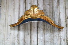 Lade das Bild in den Galerie-Viewer, Antikes Holzdach mit vergoldeter Holzoberfläche
