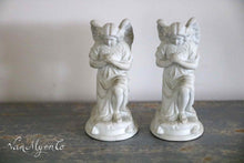 Lade das Bild in den Galerie-Viewer, Kniende Porzellanengel.