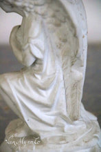 Lade das Bild in den Galerie-Viewer, Kniende Porzellanengel.