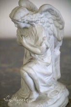 Lade das Bild in den Galerie-Viewer, Kniende Porzellanengel.