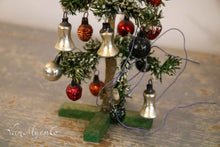 Lade das Bild in den Galerie-Viewer, Alter Weihnachtsbaum mit besonderen Kugeln