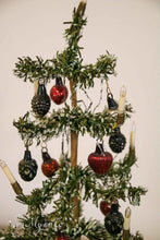 Lade das Bild in den Galerie-Viewer, Alter Weihnachtsbaum mit besonderen Kugeln