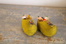 Lade das Bild in den Galerie-Viewer, Clogs mit Süßigkeitenbehälter und dem Motiv von Schwarzer Peter.