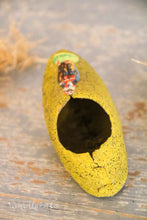 Lade das Bild in den Galerie-Viewer, Clogs mit Süßigkeitenbehälter und dem Motiv von Schwarzer Peter.