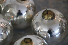 Lade das Bild in den Galerie-Viewer, Antike Hexenkugeln