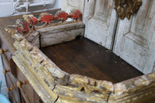 Afbeelding in Gallery-weergave laden, Antiek handgesneden houten ornament/ voetstuk