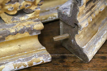 Afbeelding in Gallery-weergave laden, Antiek handgesneden houten ornament/ voetstuk