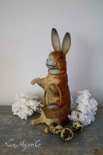 Afbeelding in Gallery-weergave laden, Staande haas met mandje