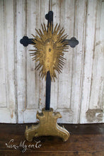Load image into Gallery viewer, Corpus with halo on bois doré plateau