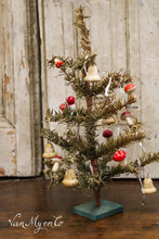 Afbeelding in Gallery-weergave laden, Antiek kerstboompje met geperste wattenfiguurtjes