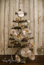 Lade das Bild in den Galerie-Viewer, Antike Weihnachtsdekoration aus gesponnener Glasseide