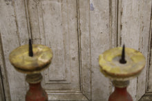 Afbeelding in Gallery-weergave laden, Antieke houten kandelaars