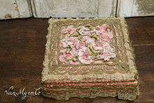 Afbeelding in Gallery-weergave laden, Roze doos met zijde en goudbrocaat
