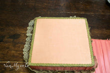 Afbeelding in Gallery-weergave laden, Roze doos met zijde en goudbrocaat