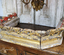 Afbeelding in Gallery-weergave laden, Antiek handgesneden houten ornament/ voetstuk
