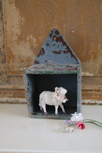 Lade das Bild in den Galerie-Viewer, Schafe aus Holz.
