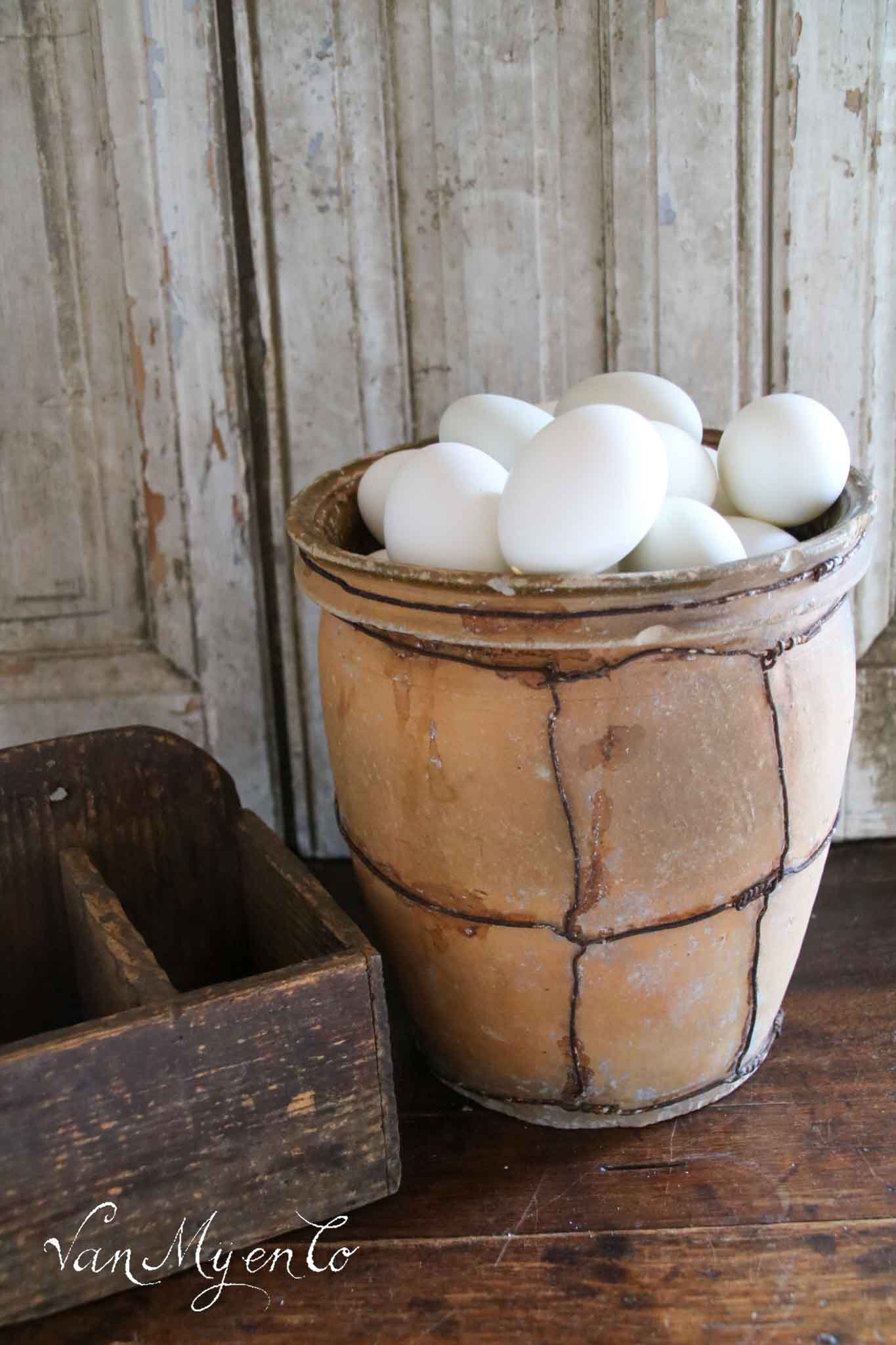 Earthenware egg pot