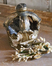 Lade das Bild in den Galerie-Viewer, Antike Holzkrone
