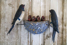 Lade das Bild in den Galerie-Viewer, Nest mit Schwalben

