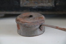 Lade das Bild in den Galerie-Viewer, Antiker Spielzeugofen aus Blech.
