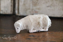 Lade das Bild in den Galerie-Viewer, Hirte mit Schaf aus Holz

