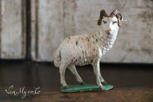 Lade das Bild in den Galerie-Viewer, Hirte mit Schaf aus Holz
